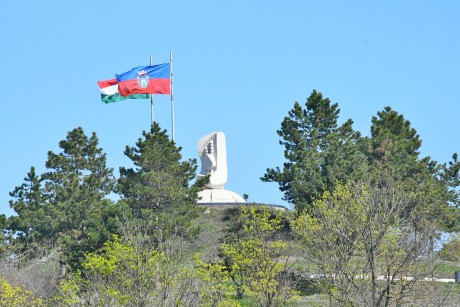 Napsütéses tavaszi parkok Székesfehérváron április első hetében
